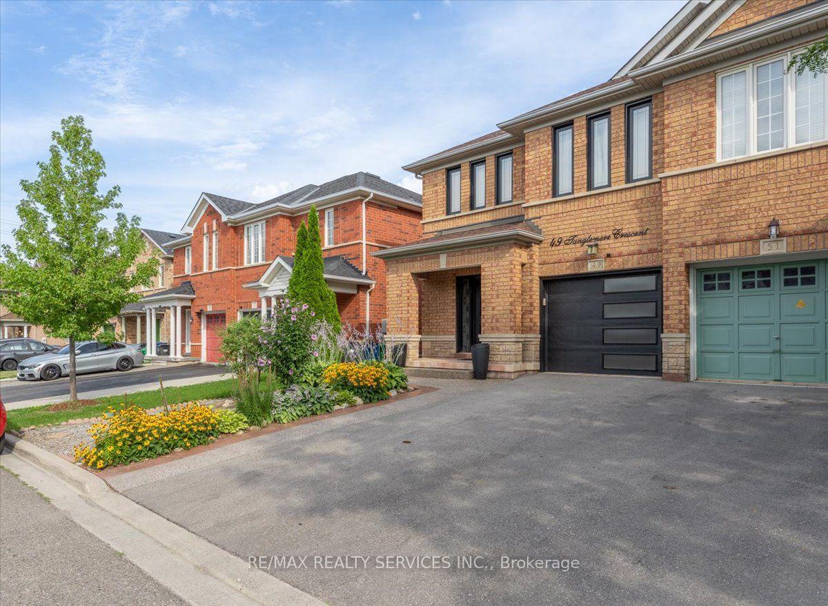 Photo 3 of 49 Tanglemere Crescent, Brampton, Fletcher's Meadow — HOMEH