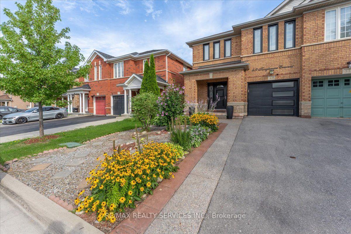 Photo 4 of 49 Tanglemere Crescent, Brampton, Fletcher's Meadow — HOMEH