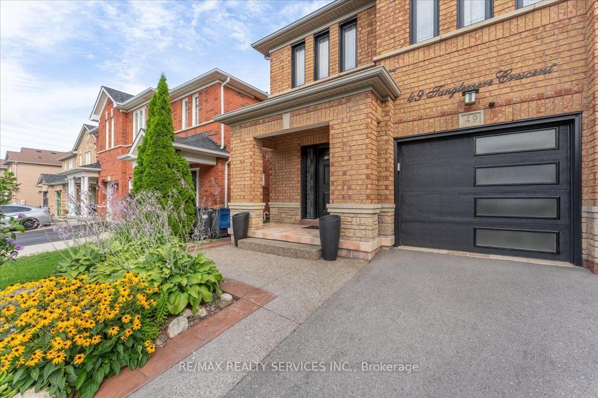 Photo 5 of 49 Tanglemere Crescent, Brampton, Fletcher's Meadow — HOMEH