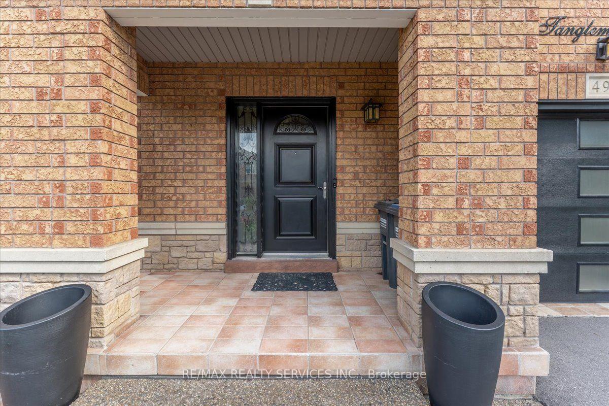 Photo 6 of 49 Tanglemere Crescent, Brampton, Fletcher's Meadow — HOMEH