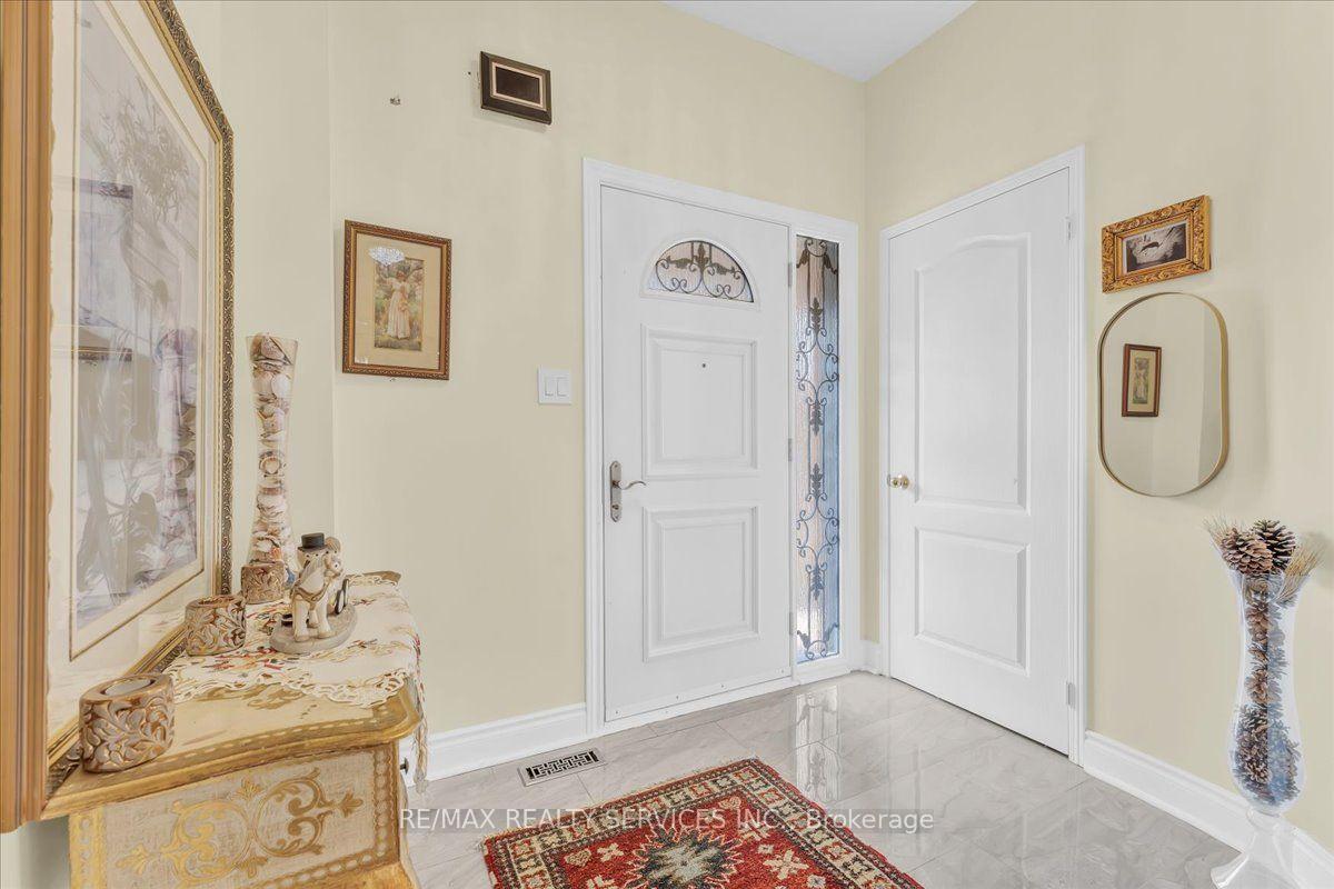 Photo 7 of 49 Tanglemere Crescent, Brampton, Fletcher's Meadow — HOMEH