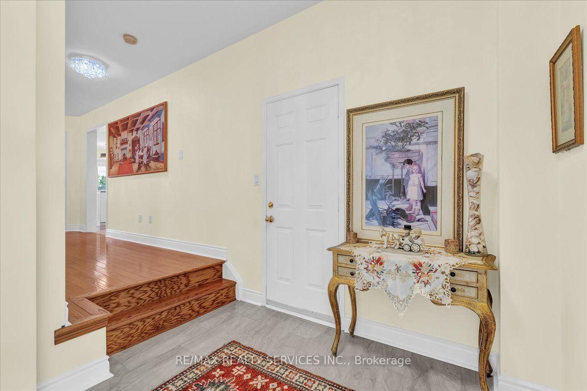 Photo 8 of 49 Tanglemere Crescent, Brampton, Fletcher's Meadow — HOMEH