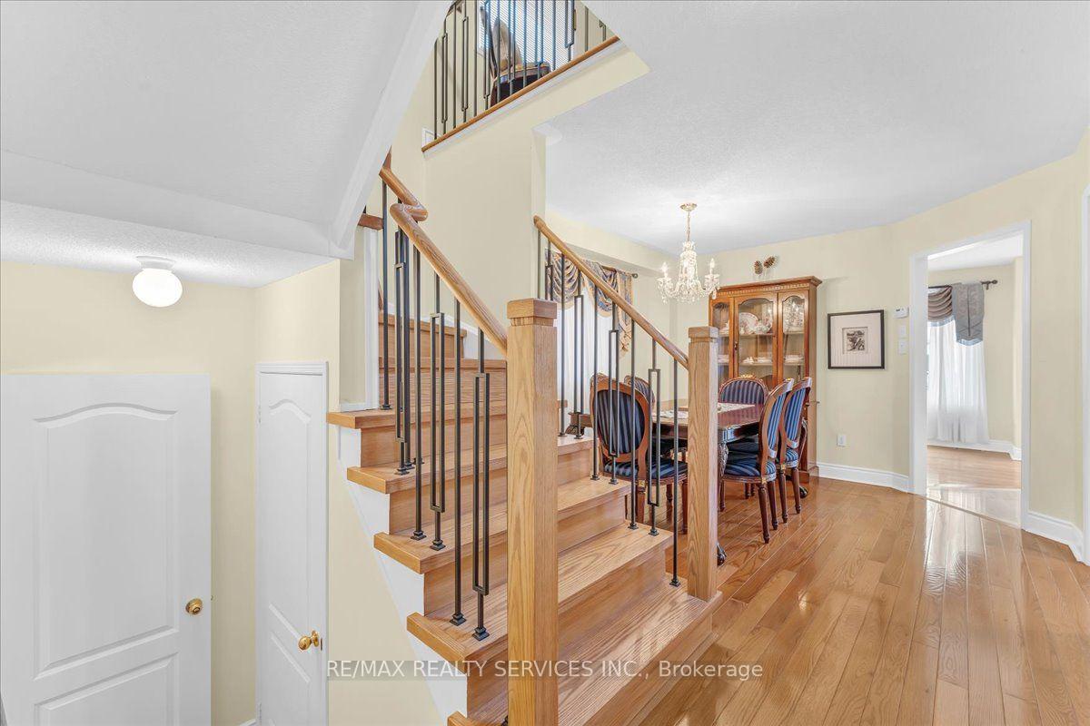 Photo 9 of 49 Tanglemere Crescent, Brampton, Fletcher's Meadow — HOMEH
