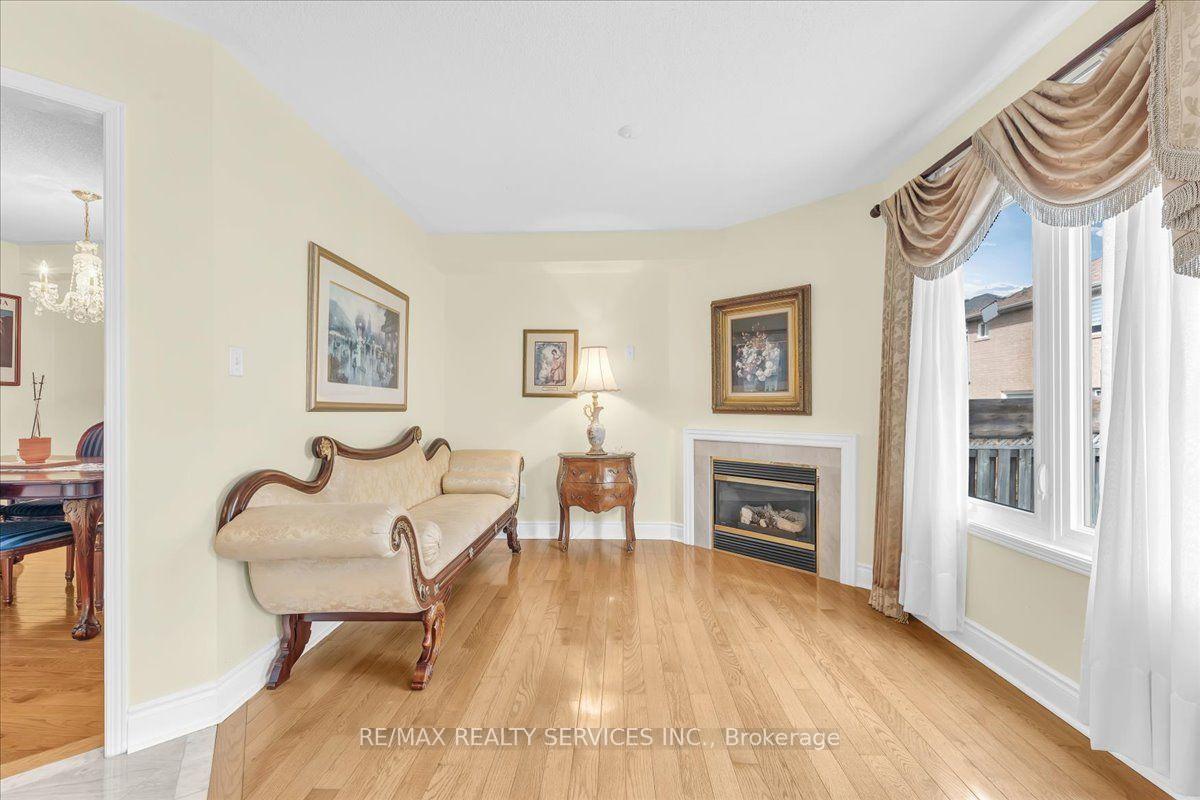 Photo 12 of 49 Tanglemere Crescent, Brampton, Fletcher's Meadow — HOMEH