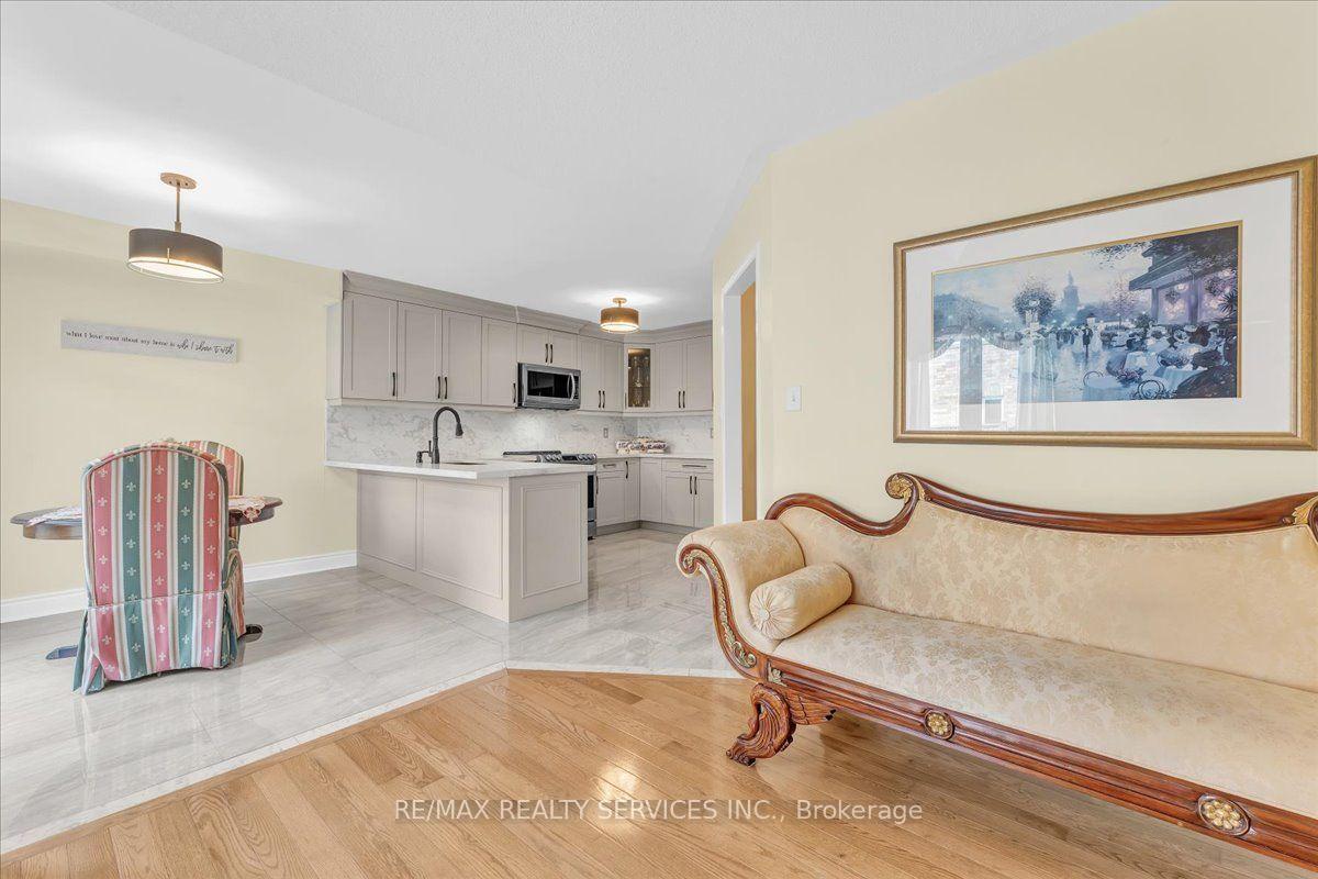 Photo 13 of 49 Tanglemere Crescent, Brampton, Fletcher's Meadow — HOMEH