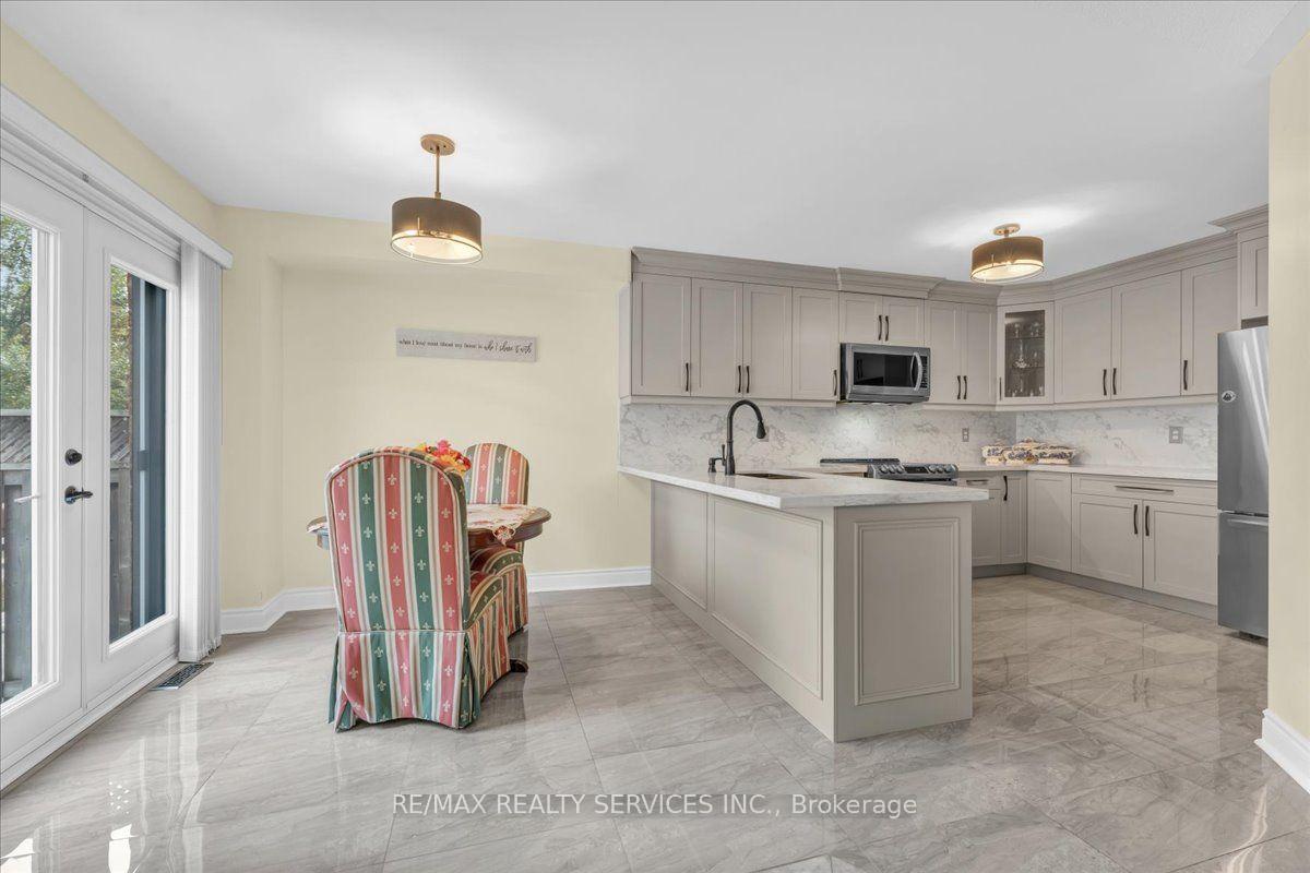 Photo 14 of 49 Tanglemere Crescent, Brampton, Fletcher's Meadow — HOMEH