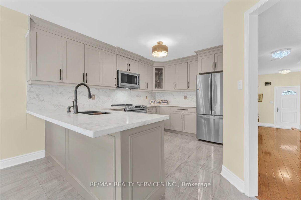 Photo 16 of 49 Tanglemere Crescent, Brampton, Fletcher's Meadow — HOMEH