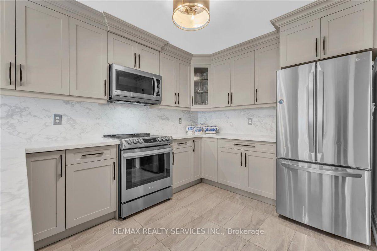 Photo 17 of 49 Tanglemere Crescent, Brampton, Fletcher's Meadow — HOMEH