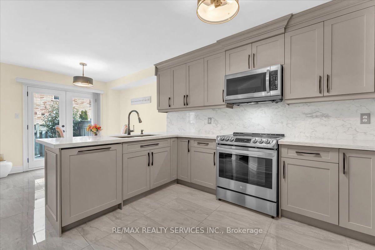 Photo 18 of 49 Tanglemere Crescent, Brampton, Fletcher's Meadow — HOMEH