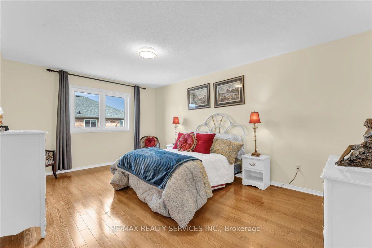 Photo 21 of 49 Tanglemere Crescent, Brampton, Fletcher's Meadow — HOMEH