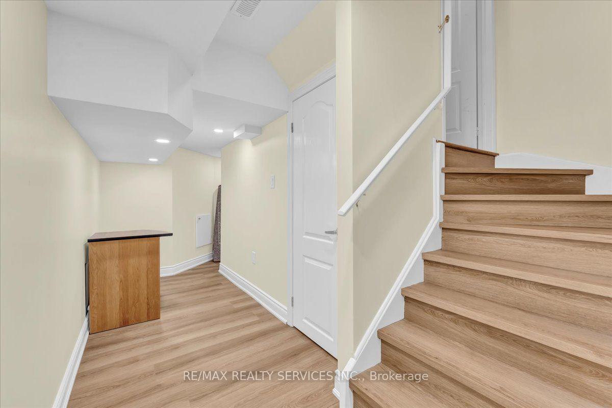 Photo 30 of 49 Tanglemere Crescent, Brampton, Fletcher's Meadow — HOMEH