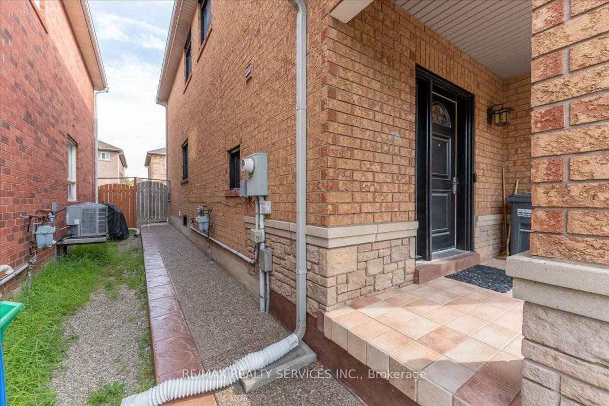 Photo 35 of 49 Tanglemere Crescent, Brampton, Fletcher's Meadow — HOMEH