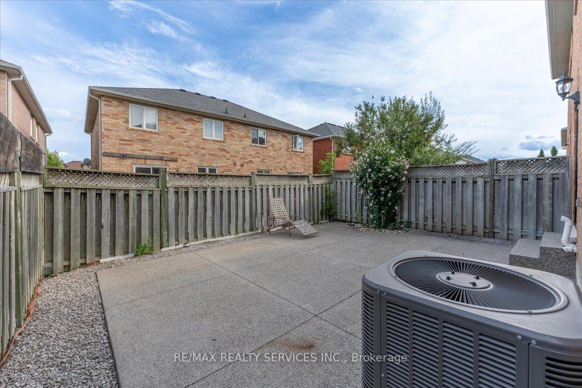 Photo 36 of 49 Tanglemere Crescent, Brampton, Fletcher's Meadow — HOMEH