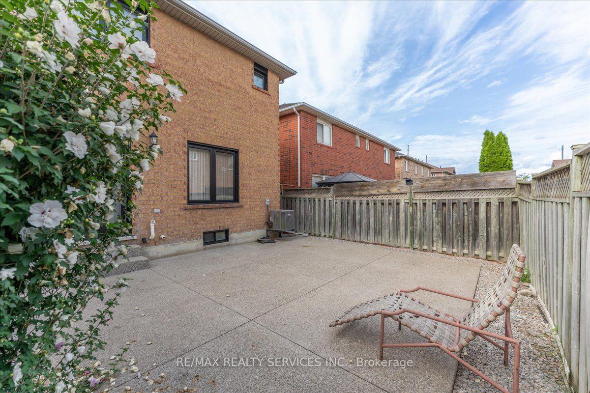 Photo 38 of 49 Tanglemere Crescent, Brampton, Fletcher's Meadow — HOMEH
