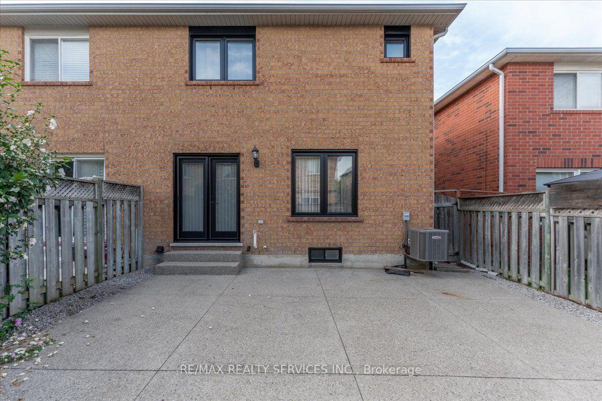 Photo 39 of 49 Tanglemere Crescent, Brampton, Fletcher's Meadow — HOMEH