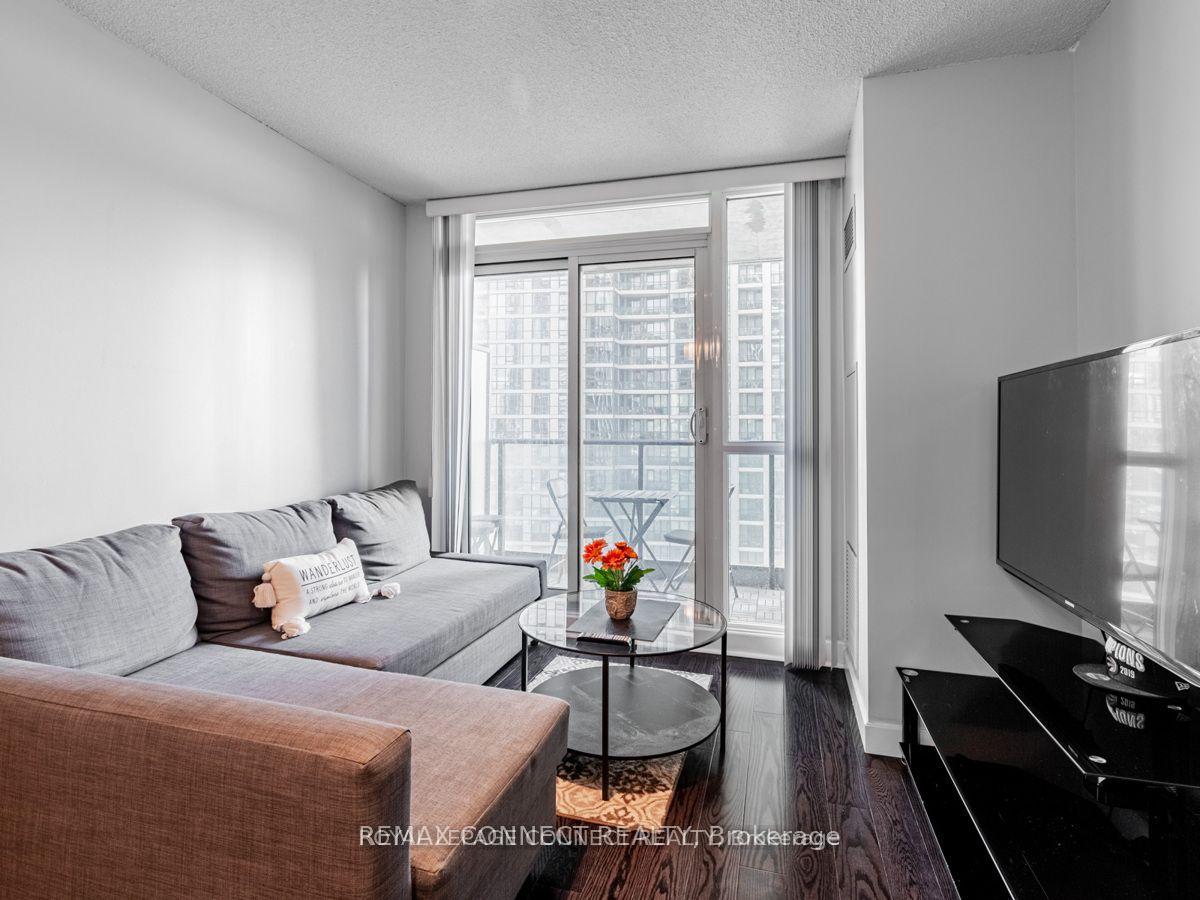 Photo 8 of Unit 1407, 18 Harbour Street, Toronto, Waterfront Communities — HOMEH