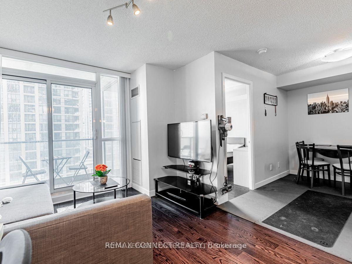 Photo 12 of Unit 1407, 18 Harbour Street, Toronto, Waterfront Communities — HOMEH