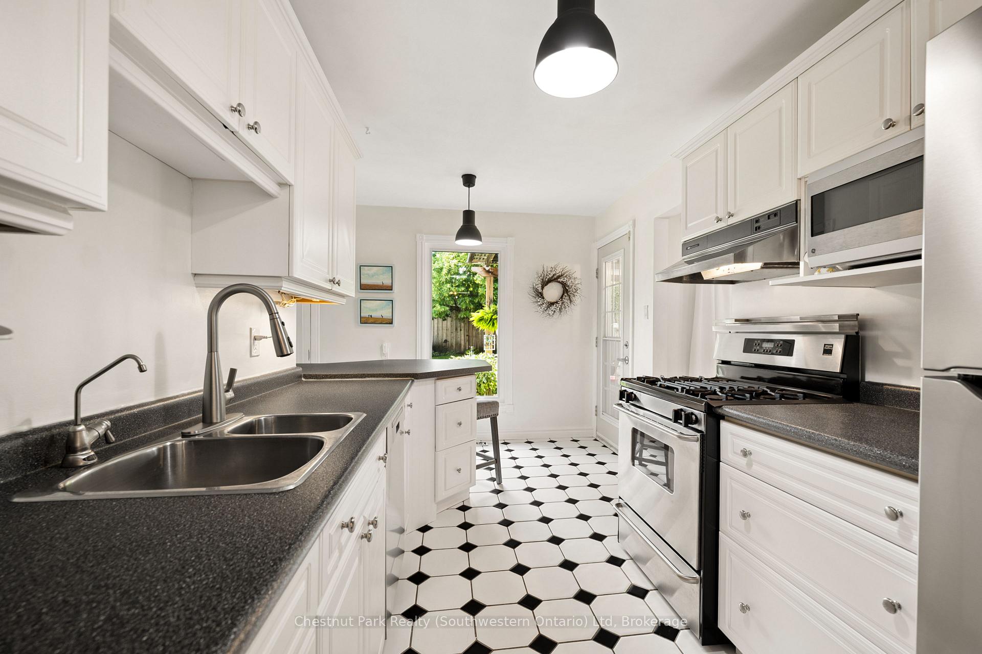 Photo 21 of 158 Autumn Hill Crescent, Kitchener, Forest Heights — HOMEH