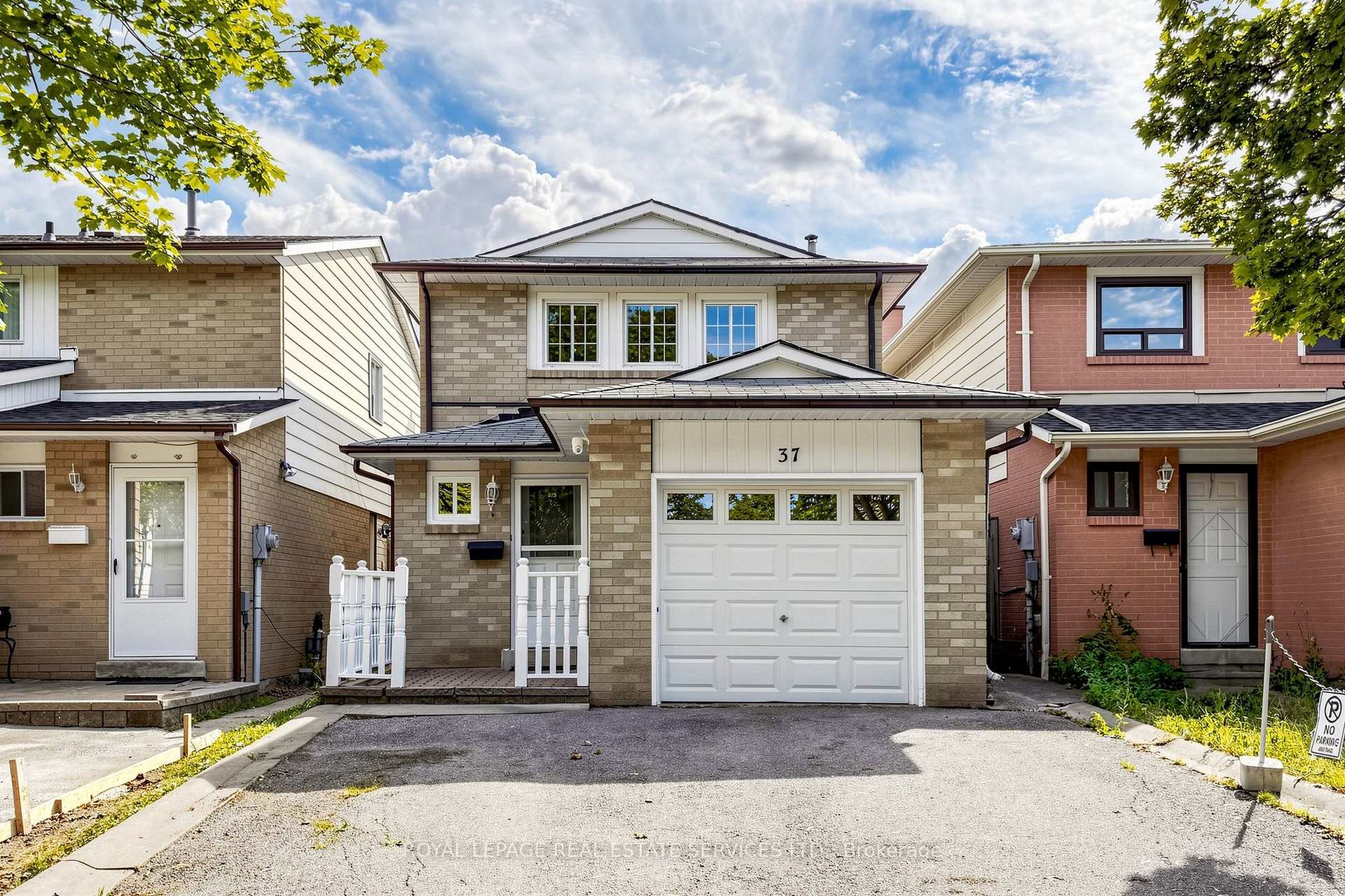 Photo 4 of 37 Woodsview Avenue, Etobicoke, West Humber-Clairville — HOMEH
