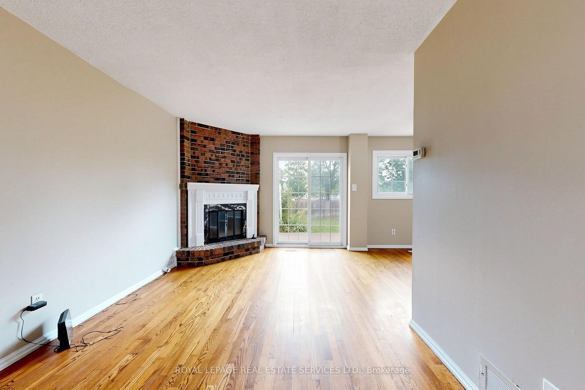 Photo 7 of 37 Woodsview Avenue, Etobicoke, West Humber-Clairville — HOMEH