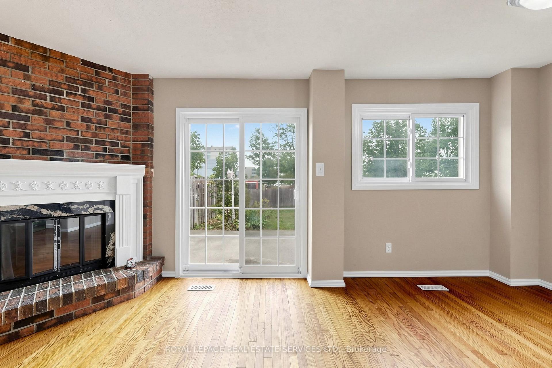 Photo 10 of 37 Woodsview Avenue, Etobicoke, West Humber-Clairville — HOMEH