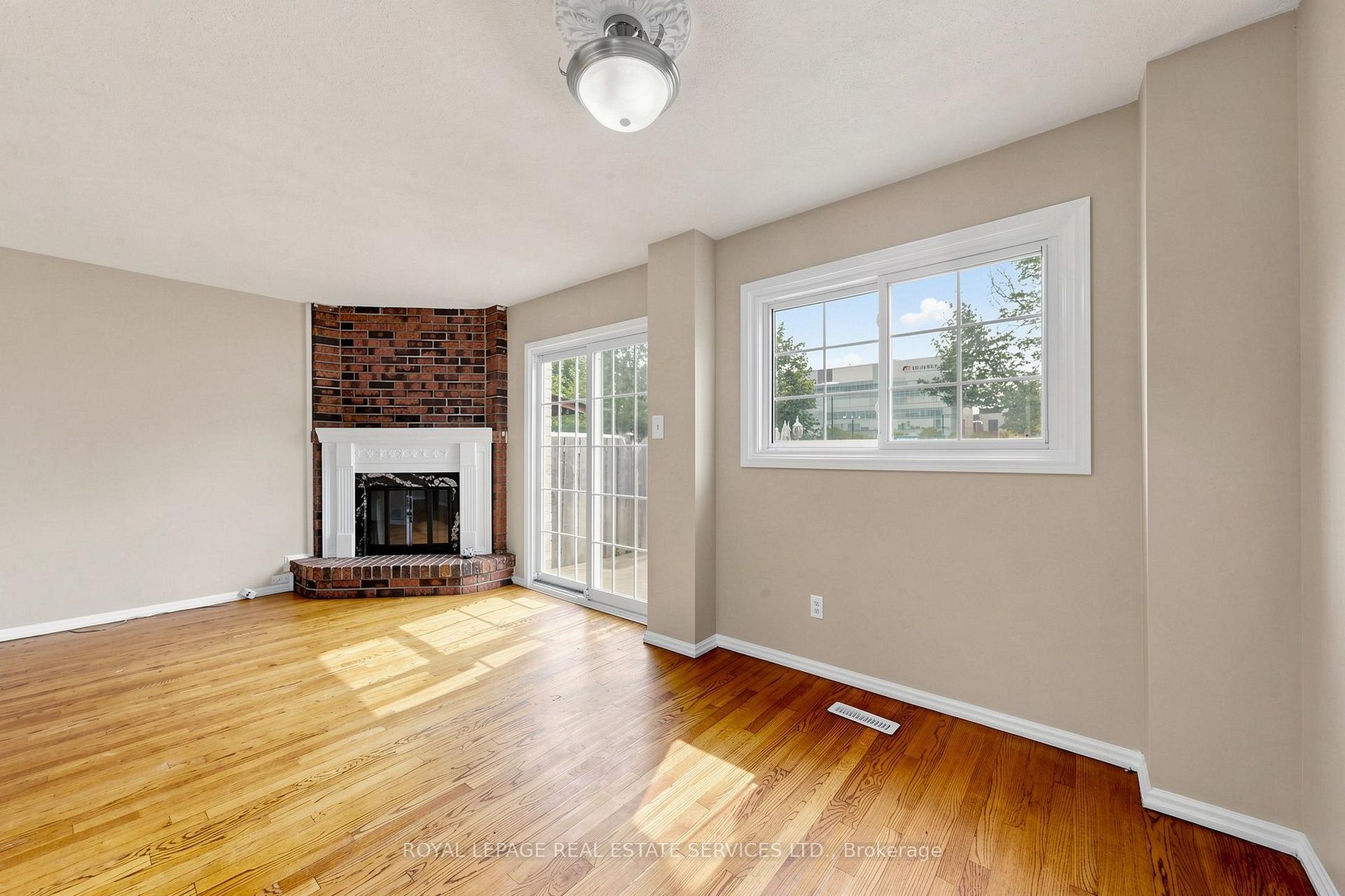 Photo 11 of 37 Woodsview Avenue, Etobicoke, West Humber-Clairville — HOMEH