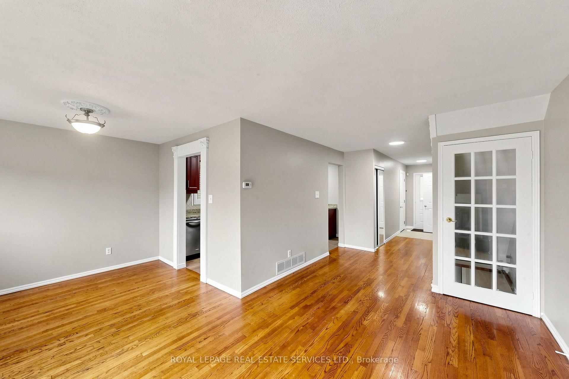 Photo 12 of 37 Woodsview Avenue, Etobicoke, West Humber-Clairville — HOMEH