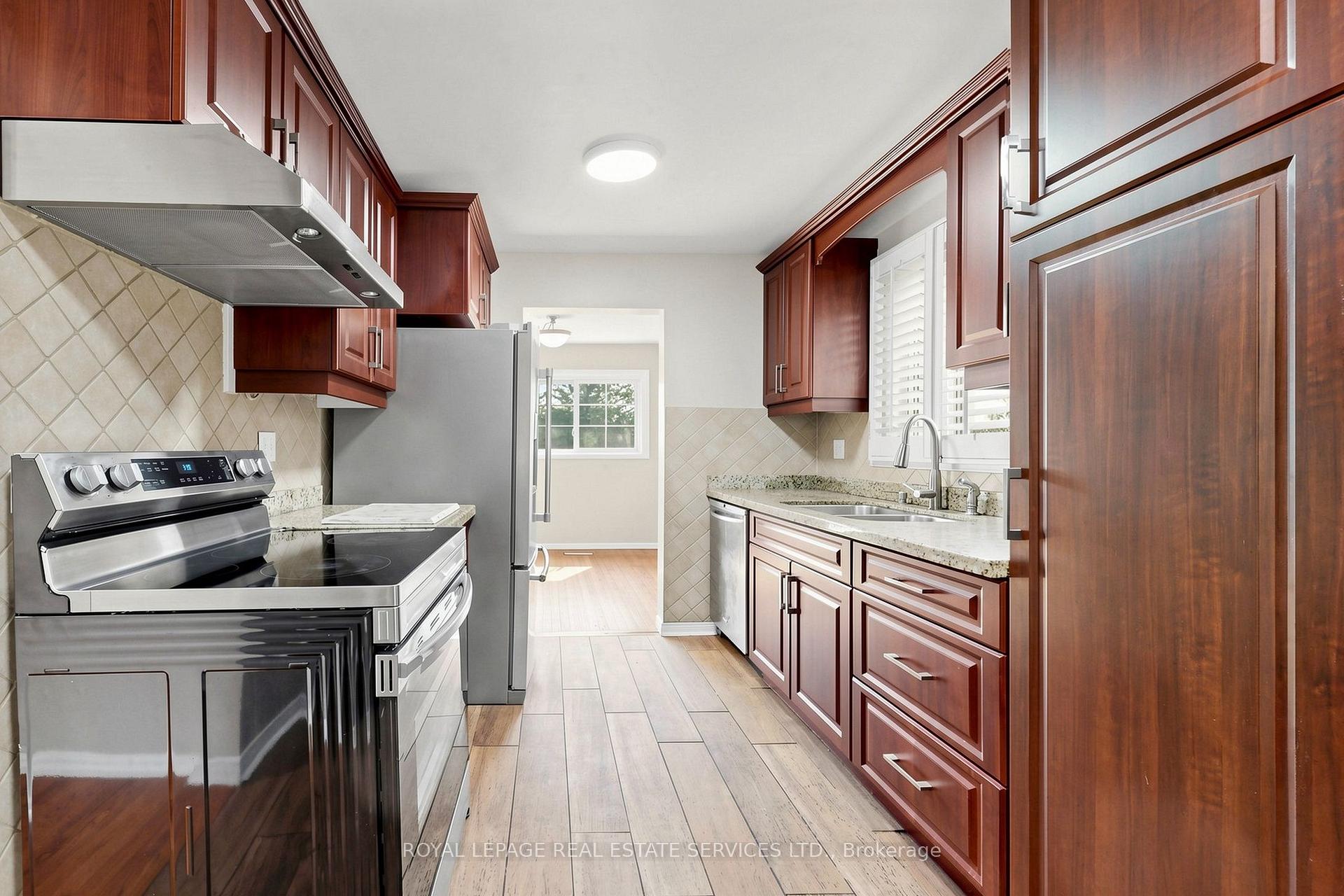 Photo 15 of 37 Woodsview Avenue, Etobicoke, West Humber-Clairville — HOMEH