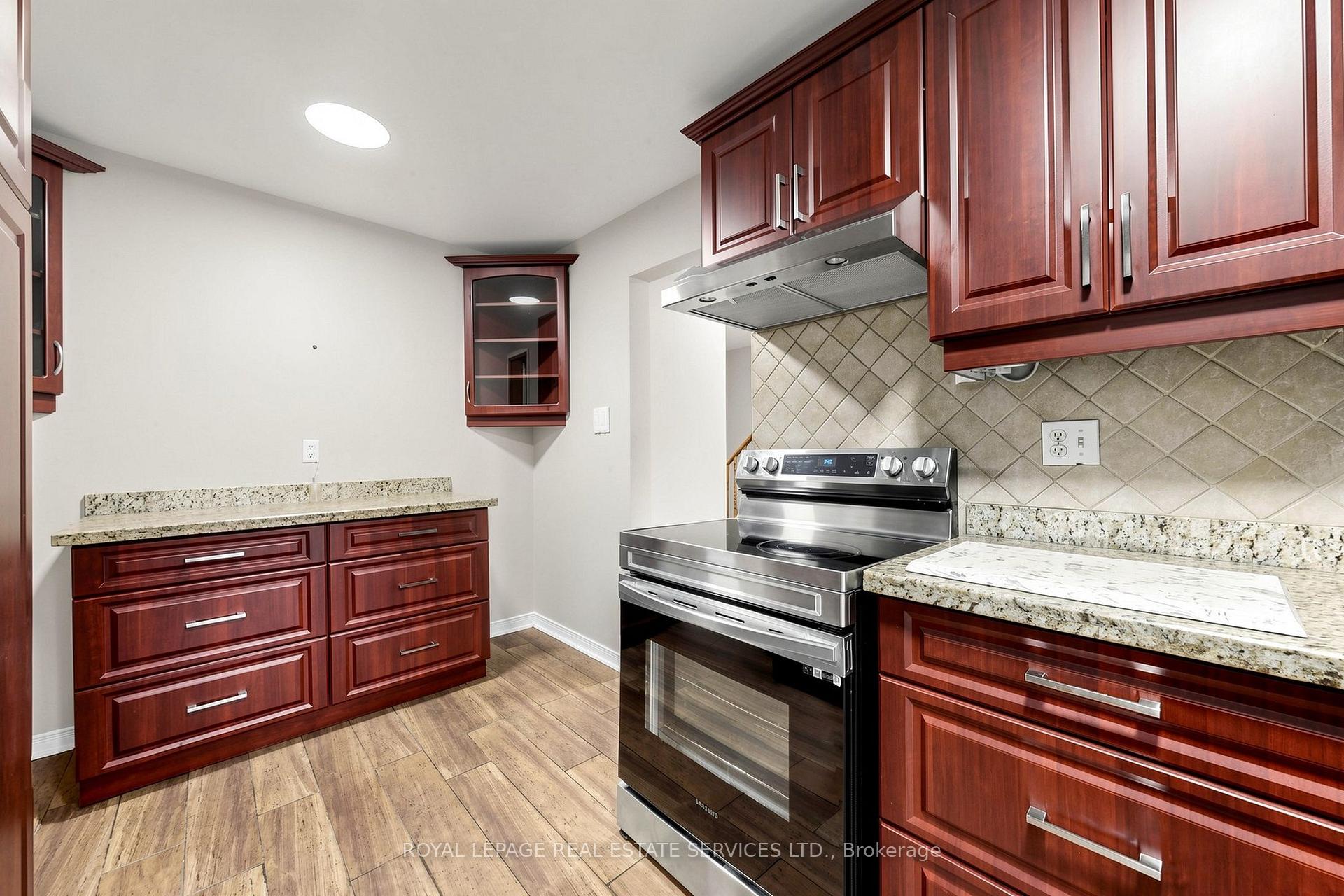 Photo 17 of 37 Woodsview Avenue, Etobicoke, West Humber-Clairville — HOMEH