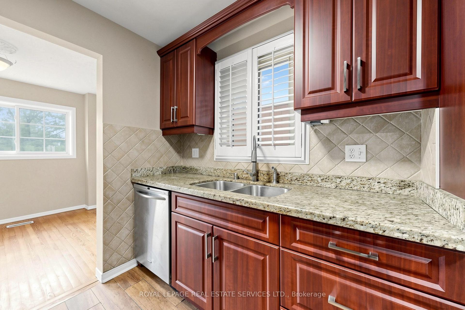 Photo 18 of 37 Woodsview Avenue, Etobicoke, West Humber-Clairville — HOMEH