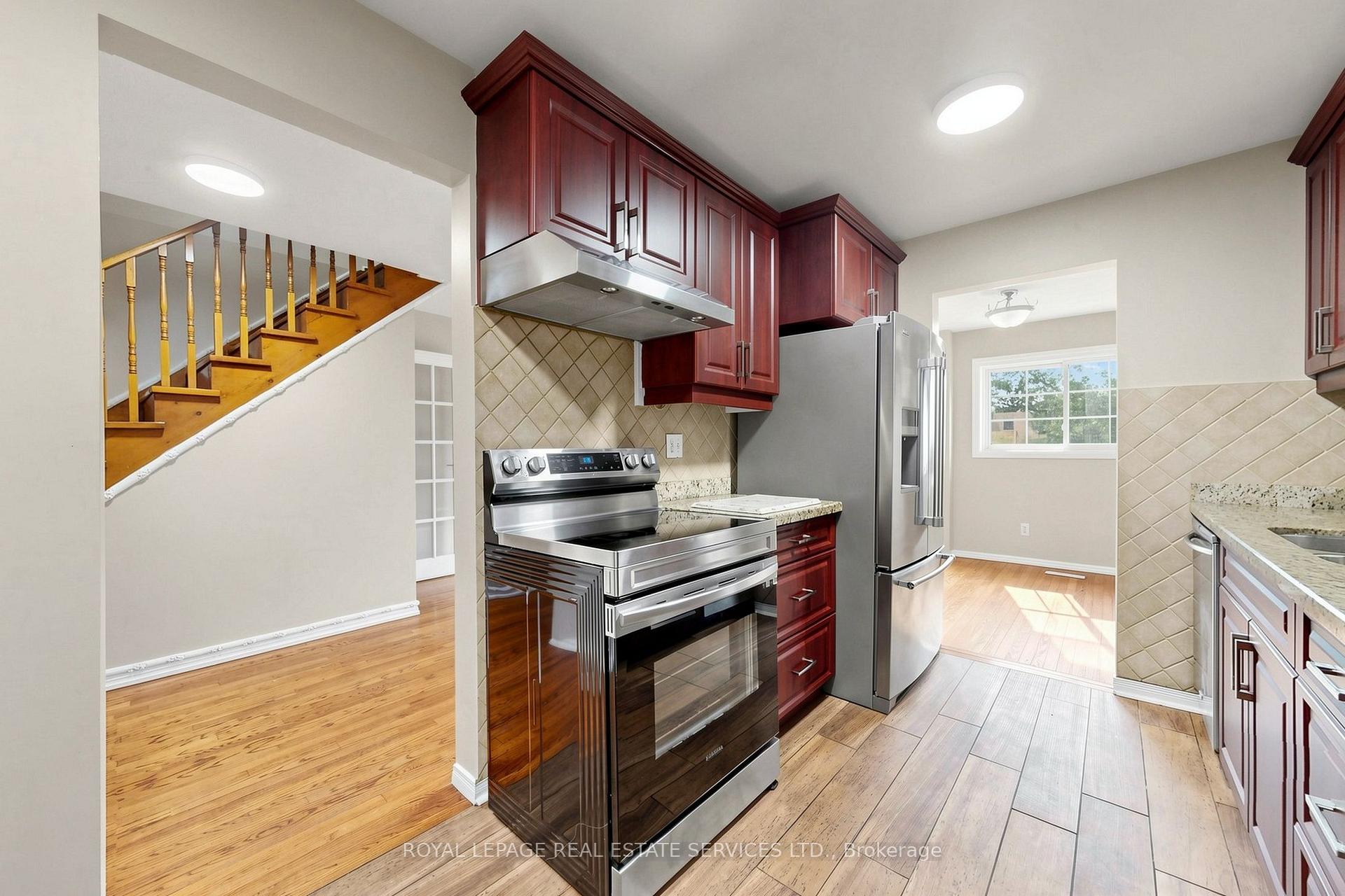 Photo 19 of 37 Woodsview Avenue, Etobicoke, West Humber-Clairville — HOMEH