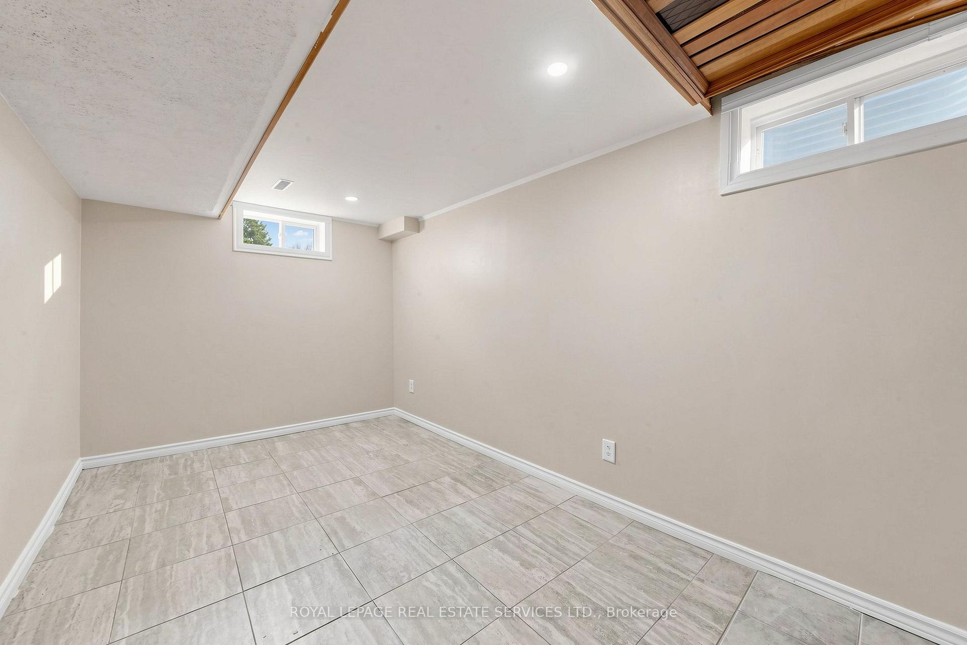 Photo 40 of 37 Woodsview Avenue, Etobicoke, West Humber-Clairville — HOMEH