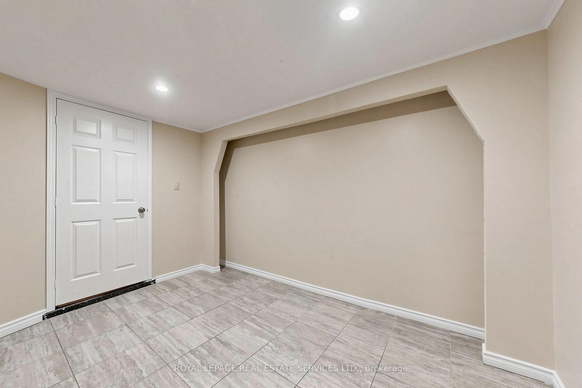 Photo 46 of 37 Woodsview Avenue, Etobicoke, West Humber-Clairville — HOMEH