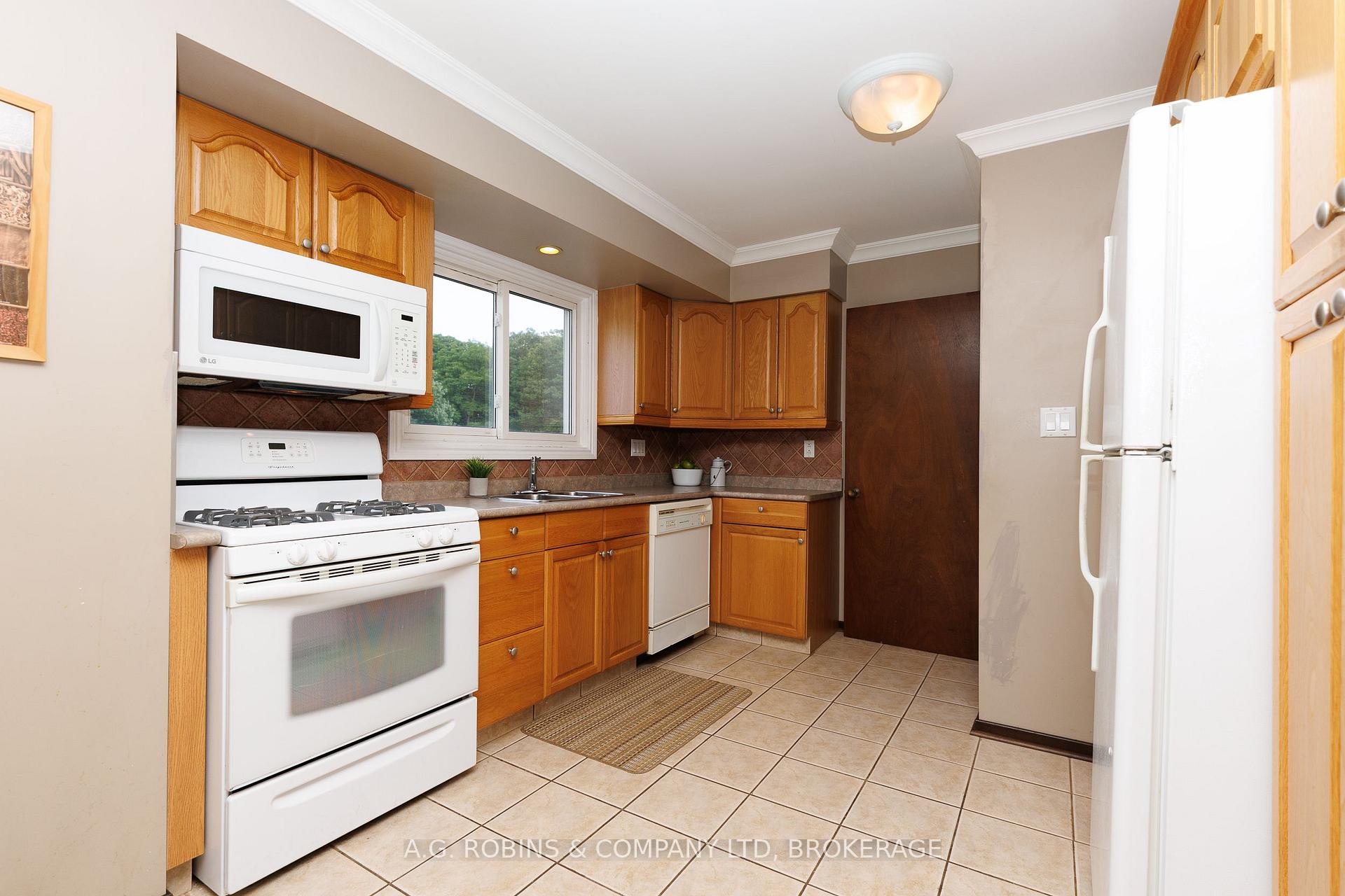 Photo 8 of 12 Berkley Avenue, Port Colborne, Bethel — HOMEH