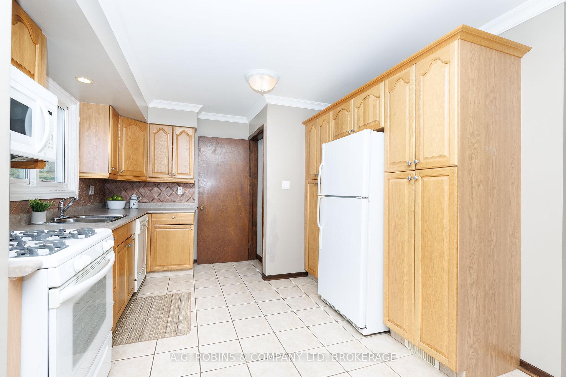 Photo 9 of 12 Berkley Avenue, Port Colborne, Bethel — HOMEH