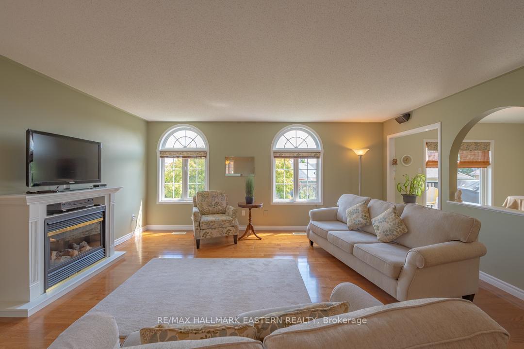 Photo 2 of 20 Ferguson Place, Peterborough, Northcrest Ward 5 — HOMEH