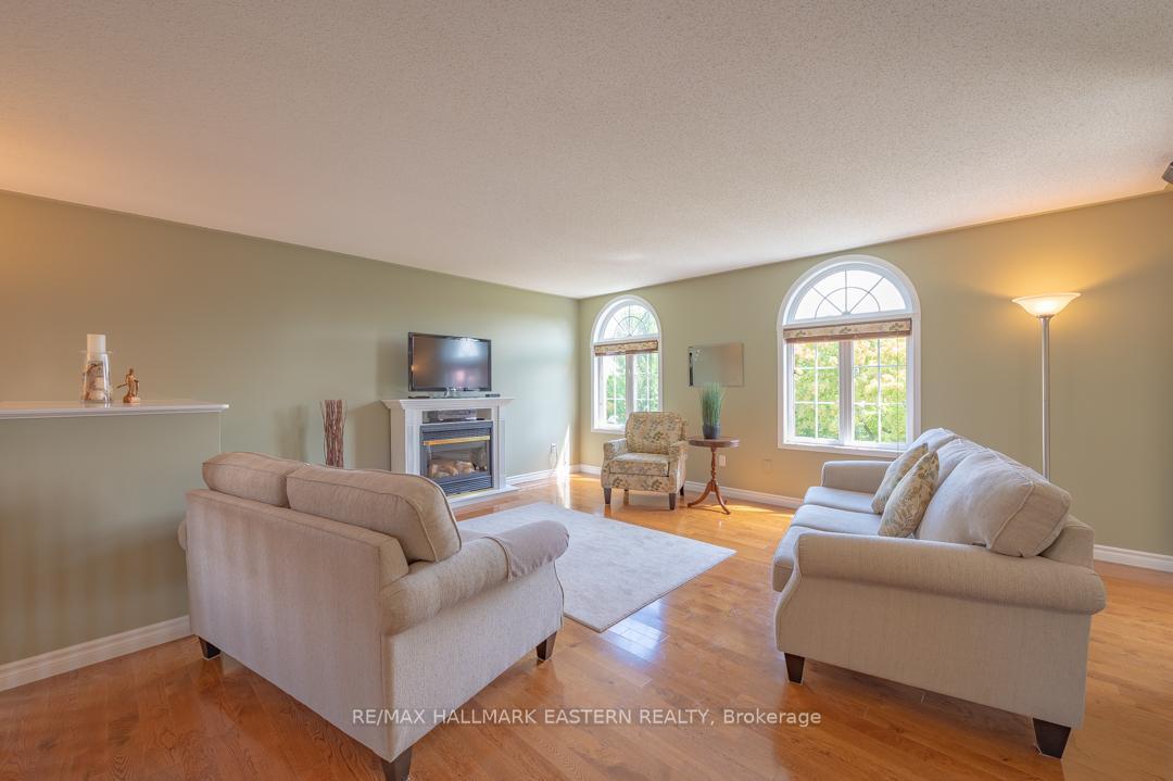 Photo 3 of 20 Ferguson Place, Peterborough, Northcrest Ward 5 — HOMEH