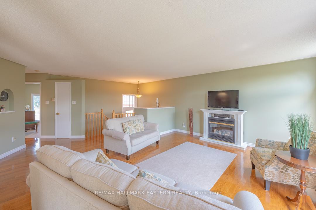 Photo 4 of 20 Ferguson Place, Peterborough, Northcrest Ward 5 — HOMEH