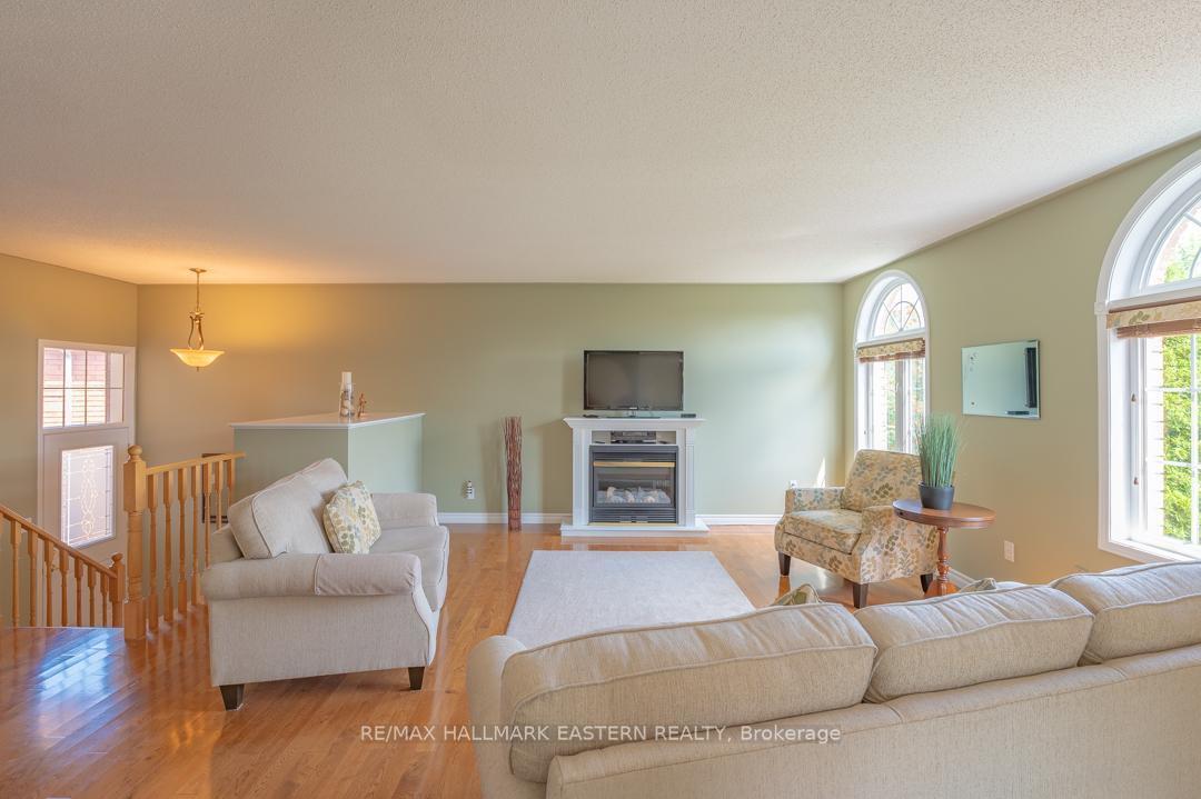 Photo 6 of 20 Ferguson Place, Peterborough, Northcrest Ward 5 — HOMEH