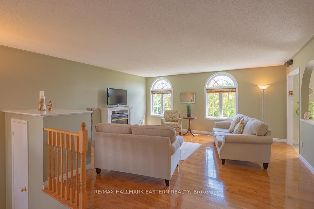 Photo 10 of 20 Ferguson Place, Peterborough, Northcrest Ward 5 — HOMEH