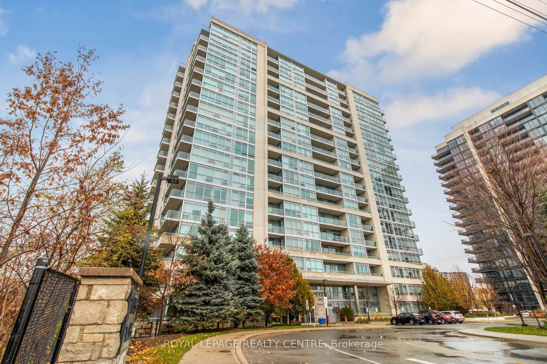 Photo 2 of Unit 1503, 1055 Southdown Road, Mississauga, Clarkson — HOMEH
