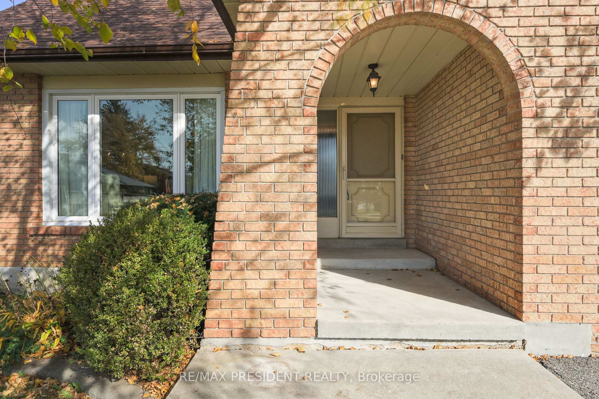 Photo 3 of 384 Centre Street N, Brampton, Brampton North — HOMEH