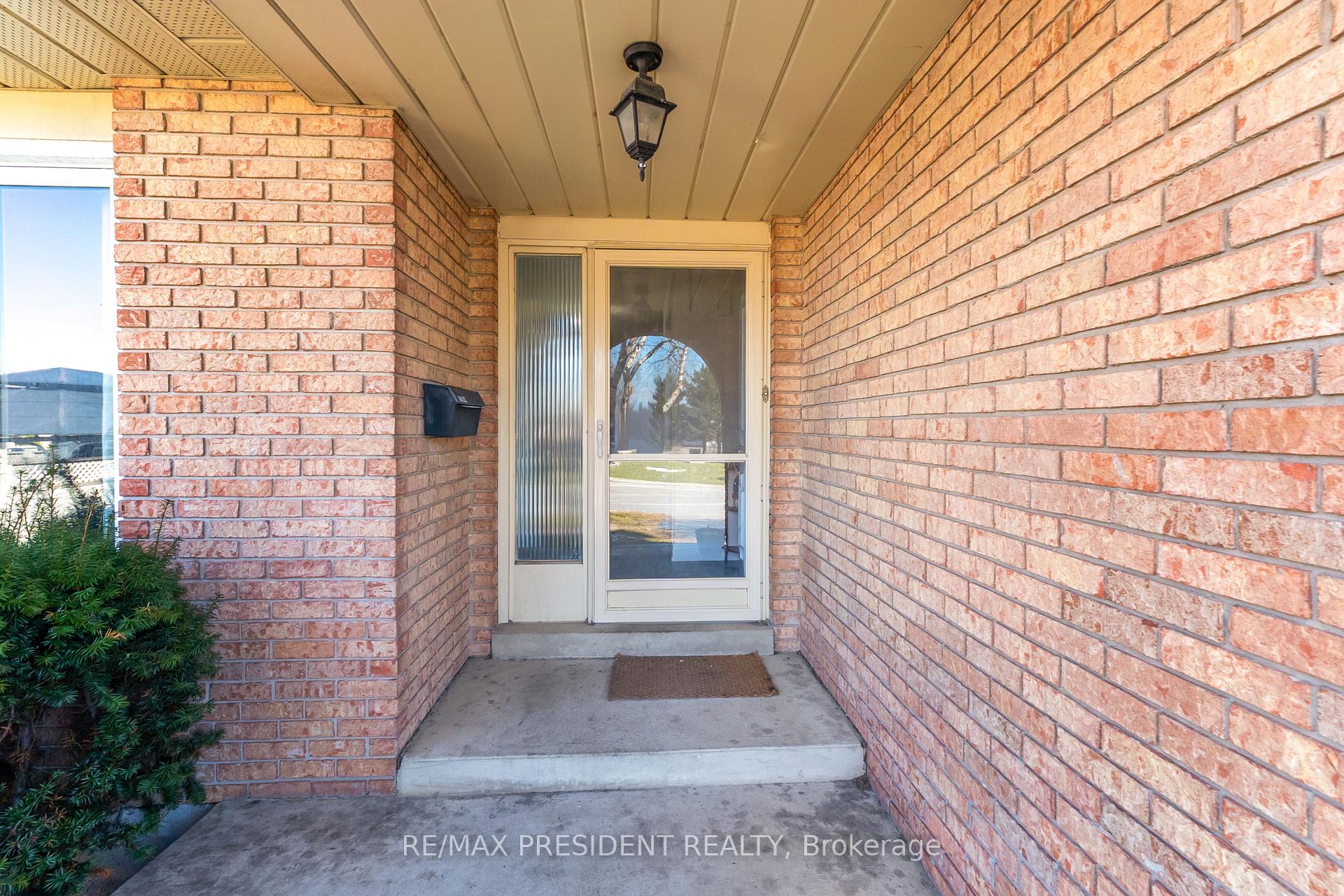 Photo 4 of 384 Centre Street N, Brampton, Brampton North — HOMEH