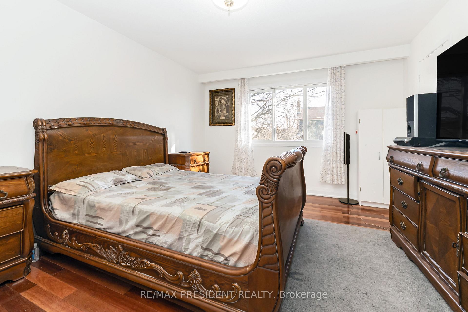 Photo 18 of 384 Centre Street N, Brampton, Brampton North — HOMEH