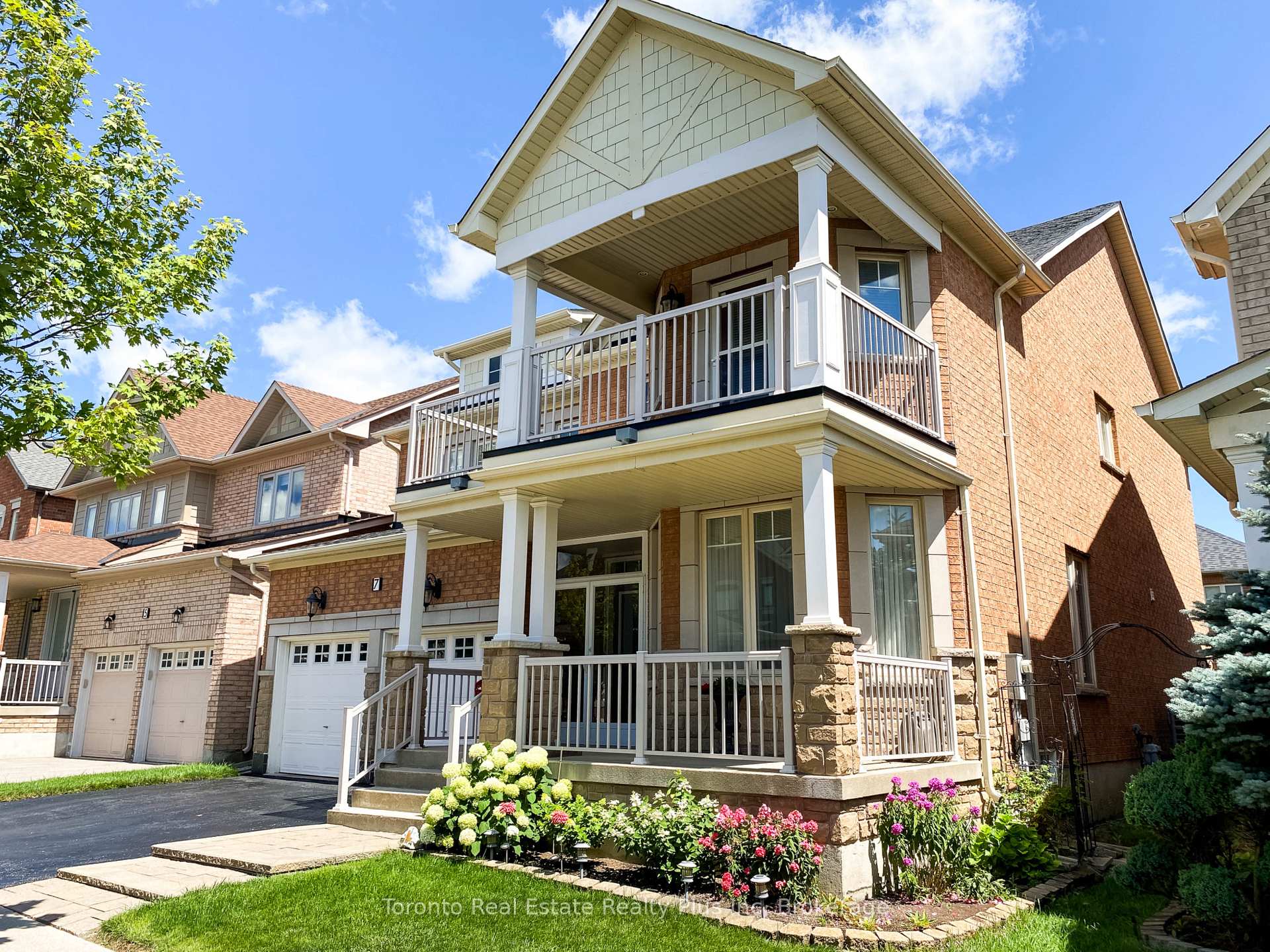 Photo 2 of 7 Braehead Drive, Richmond Hill, Jefferson — HOMEH