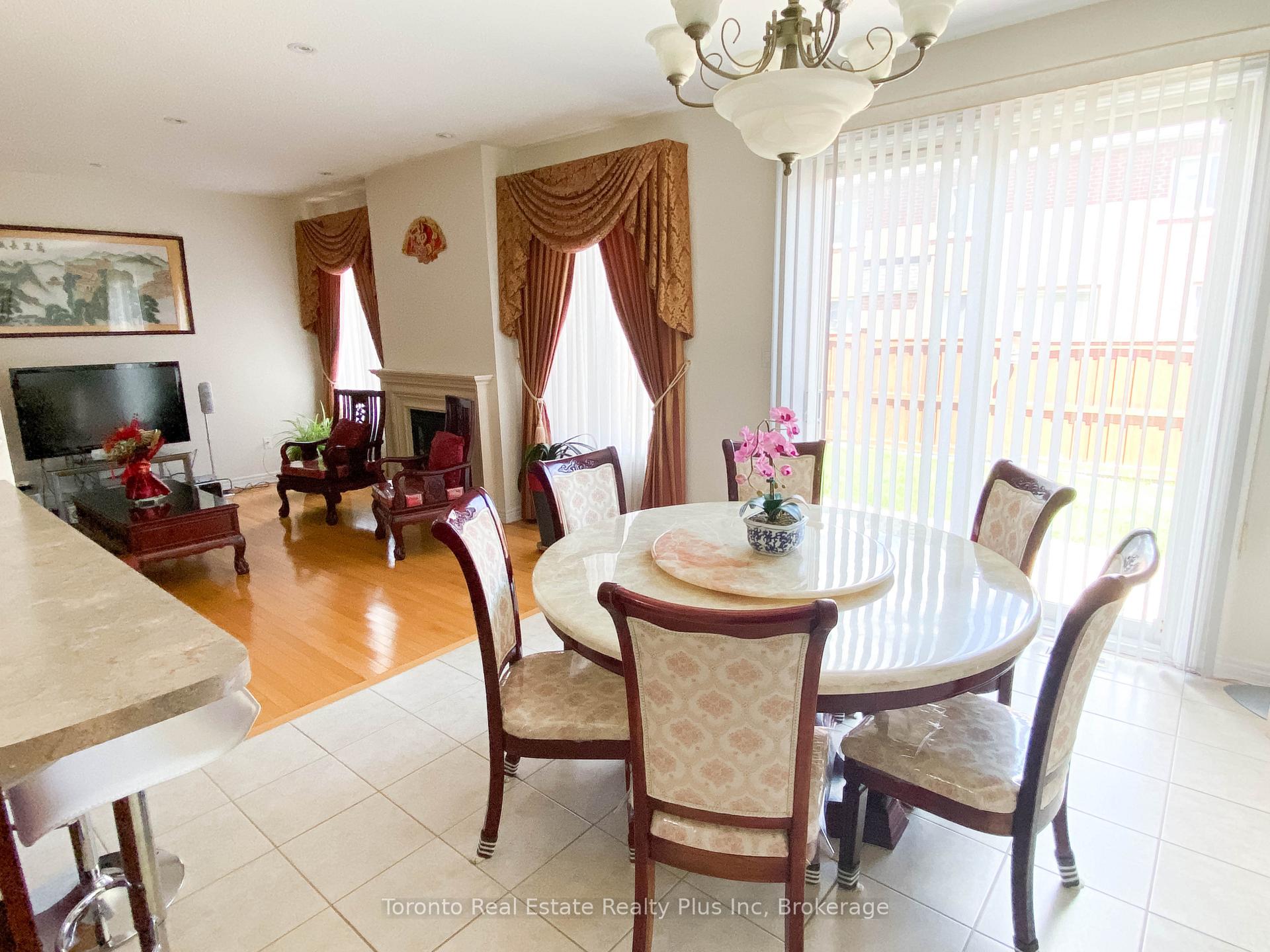 Photo 18 of 7 Braehead Drive, Richmond Hill, Jefferson — HOMEH