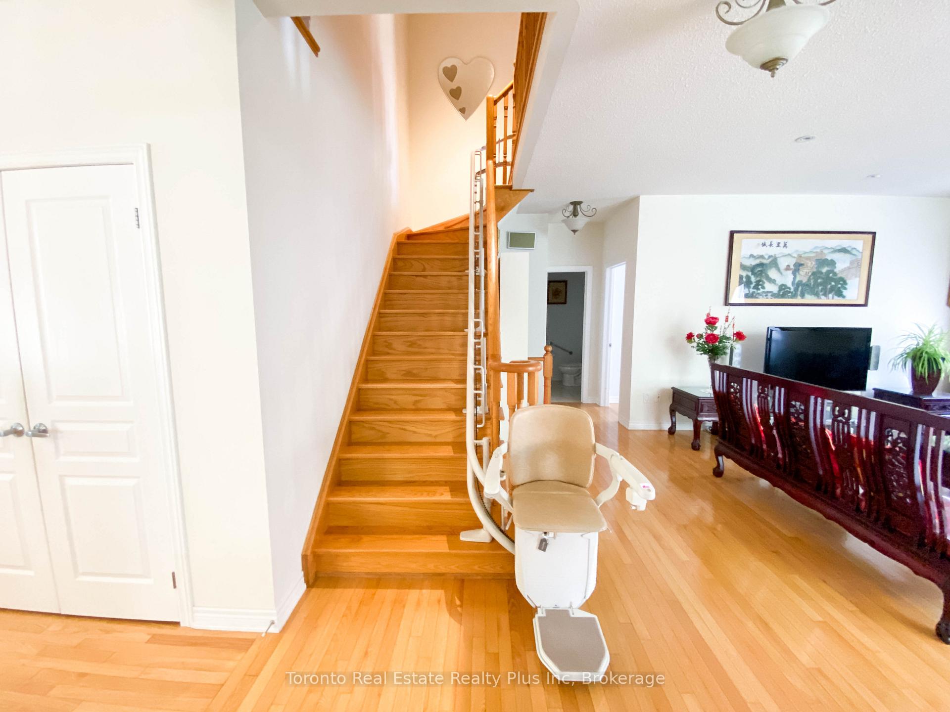 Photo 21 of 7 Braehead Drive, Richmond Hill, Jefferson — HOMEH