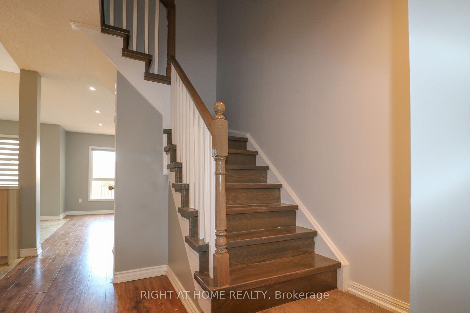 Photo 2 of 497 Ainsworth Drive E, Newmarket, Gorham-College Manor — HOMEH