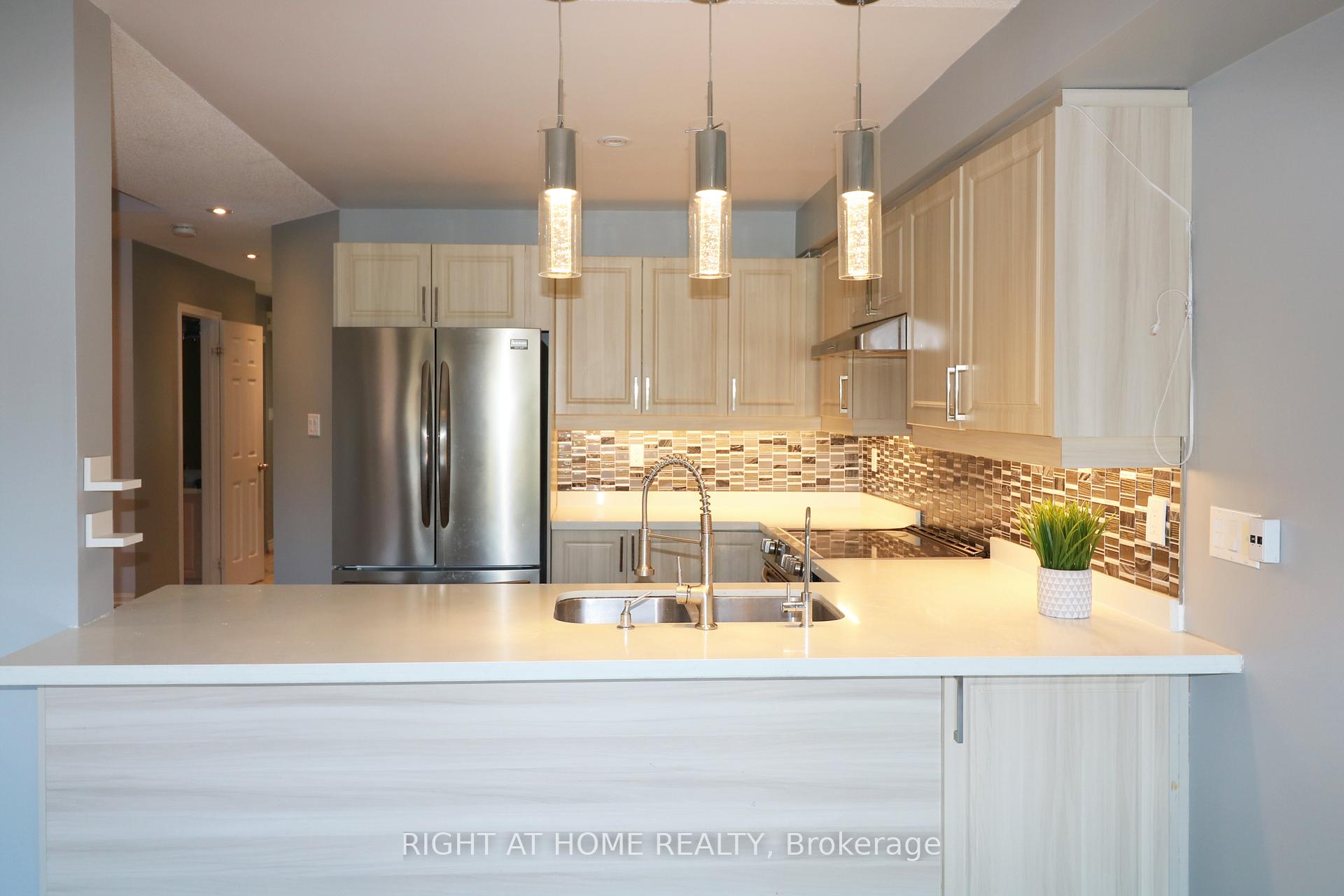 Photo 3 of 497 Ainsworth Drive E, Newmarket, Gorham-College Manor — HOMEH