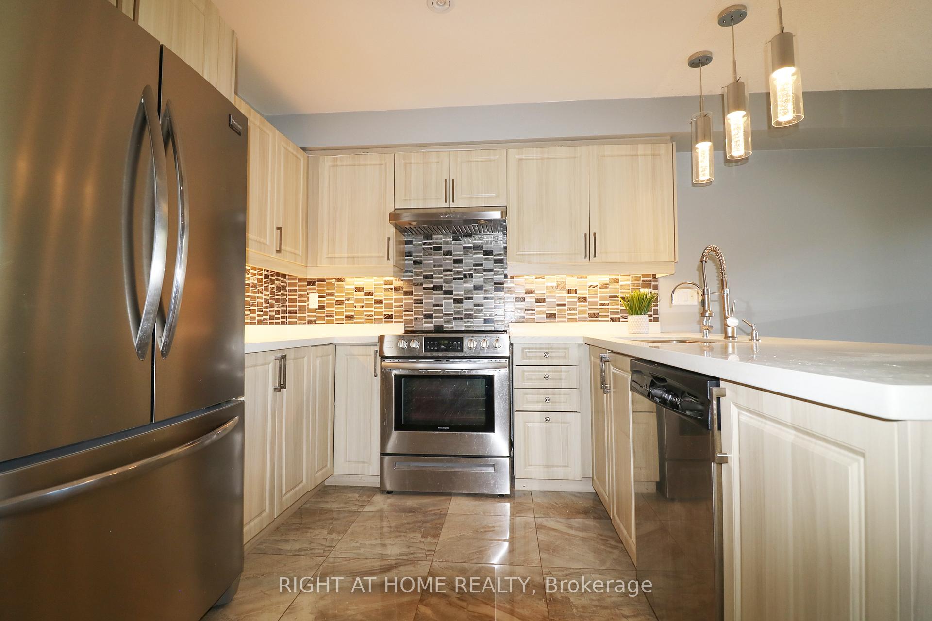 Photo 4 of 497 Ainsworth Drive E, Newmarket, Gorham-College Manor — HOMEH